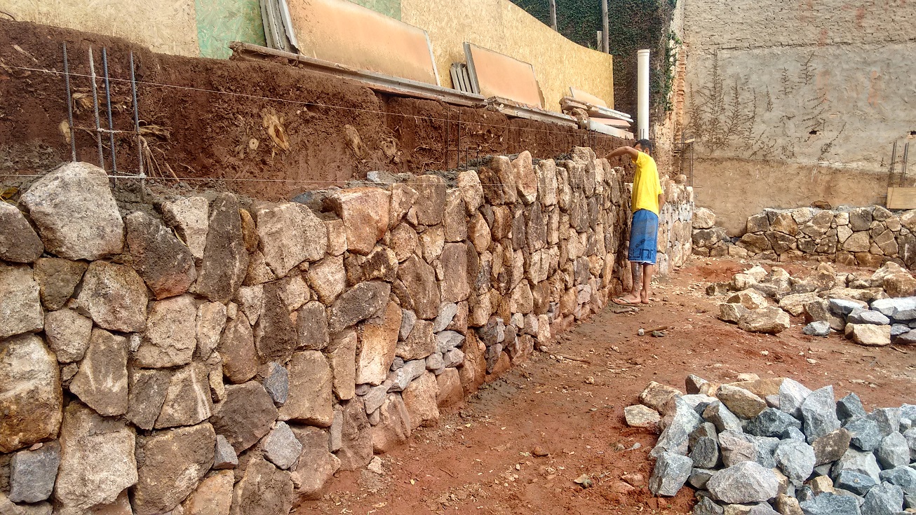 Muro de pedra rachão – Ponte Pedras