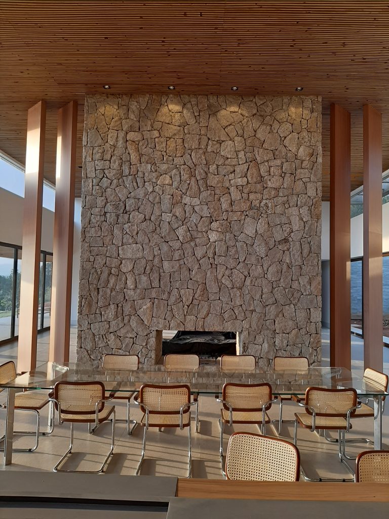 Revestimento com pedra moledo aberta