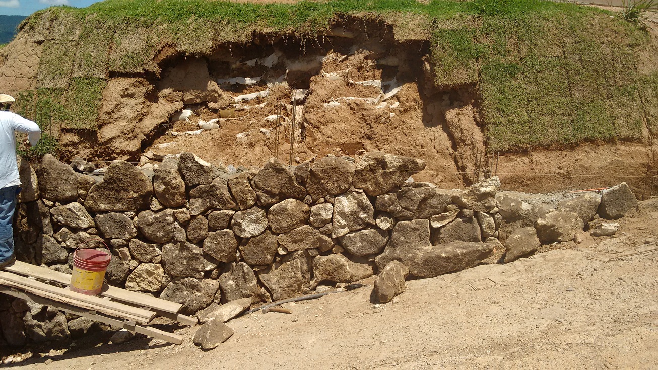 6. Muro pequeno de pedra do mato (moledo) com acabamento rustico, sendo  pedras boleadas nas laterais. Em cima foi feito um espaç…