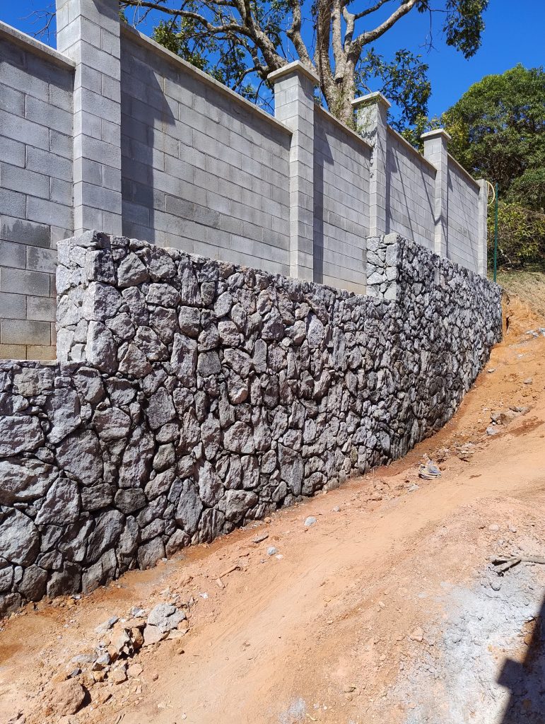 Muro com pedra rachão
