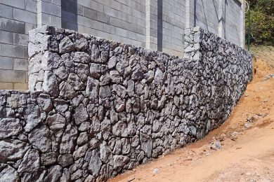 Muro com pedra rachão