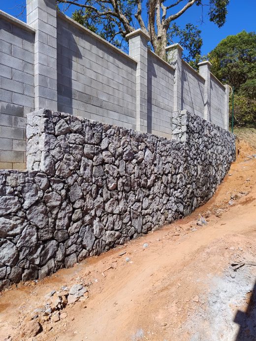 Muro com pedra rachão