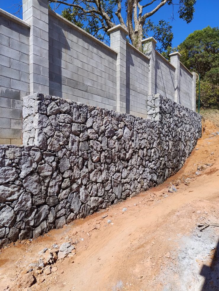 Muro com pedra rachão